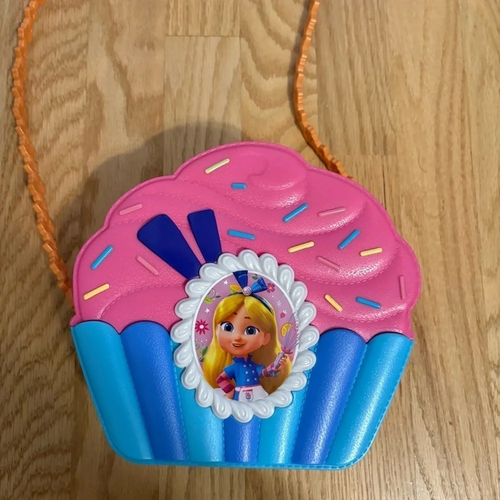 Disney Junior Alice’s Wonderland Bakery Bag Set with Toy Kitchen Accessories